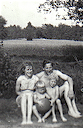 Familjen Jaxér en vacker sommardag på 50-talet