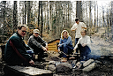 Familjepromenad i skogen med korvgrillning